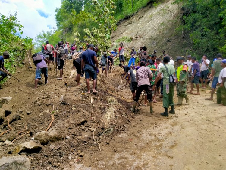 Polsek Alor Selatan Bantu Warga Dalam Membuka Akses Jalan Yang Tertutup Akibat Longsor