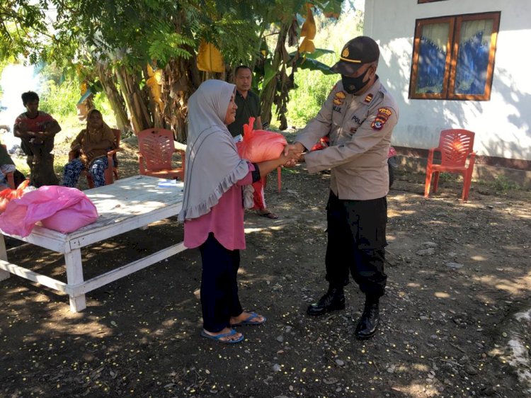 Polsek Pantar dampingi Penyerahan Bantuan Korban Bencana Alam