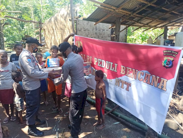 Polsek Alor Barat Daya Salurkan Bantuan Sembako Kepada Warga Terdampak Bencana Alam