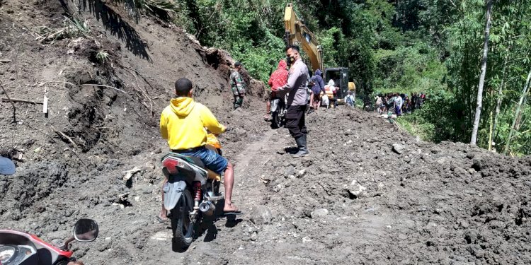 Personil Polsek Alor Barat Daya Lakukan Pemantauan Pada Jalan yang Tertimbun Tanah Longsor