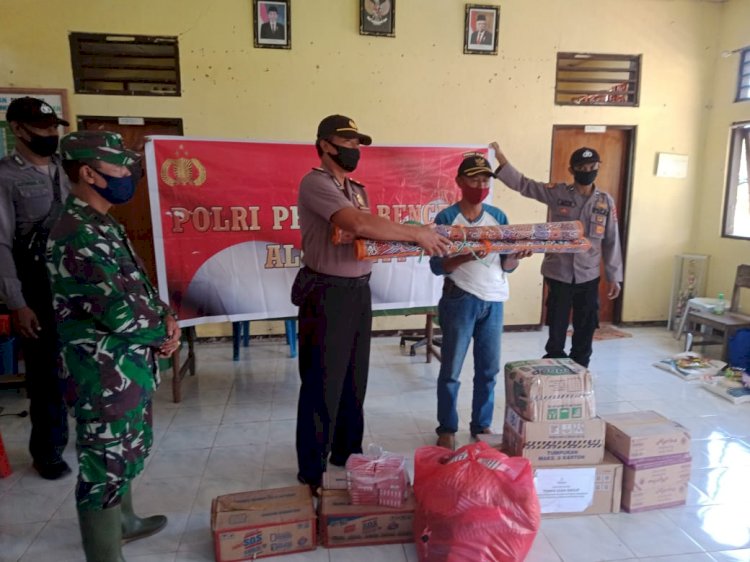 Salurkan Bantuan Polri Melalui Polsek Alor Selatan Kepada Masyarakat Terdampak Bencana Alam.