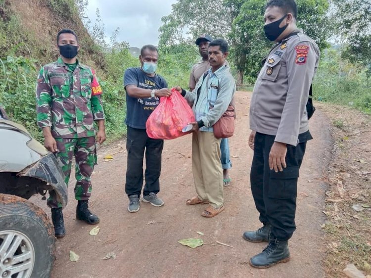 Personil Polres Alor Bantu Salurkan Bantuan Sembako Dari Presiden RI Untuk Korban Bencana Alam