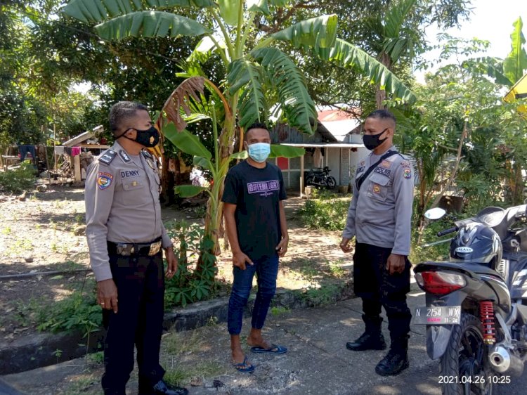 Peduli Covid - 19, Personil Sat Bimas Polres Alor Bagikan Masker