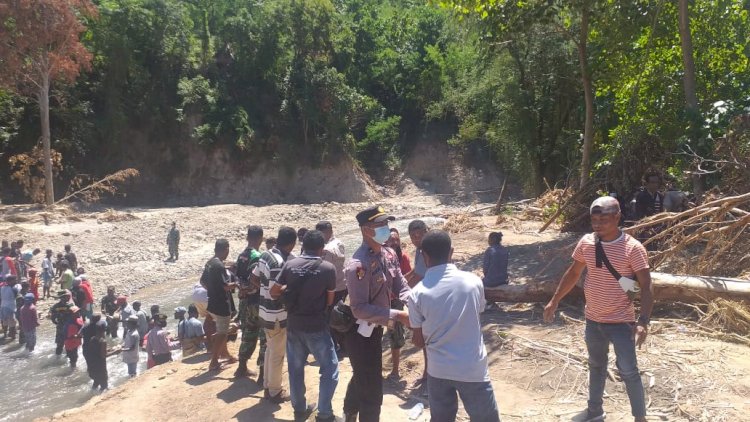 Sinergitas TNI Polri Dan Warga Dalam Pembuatan Jembatan yang Rusak Akibat Bencana Alam