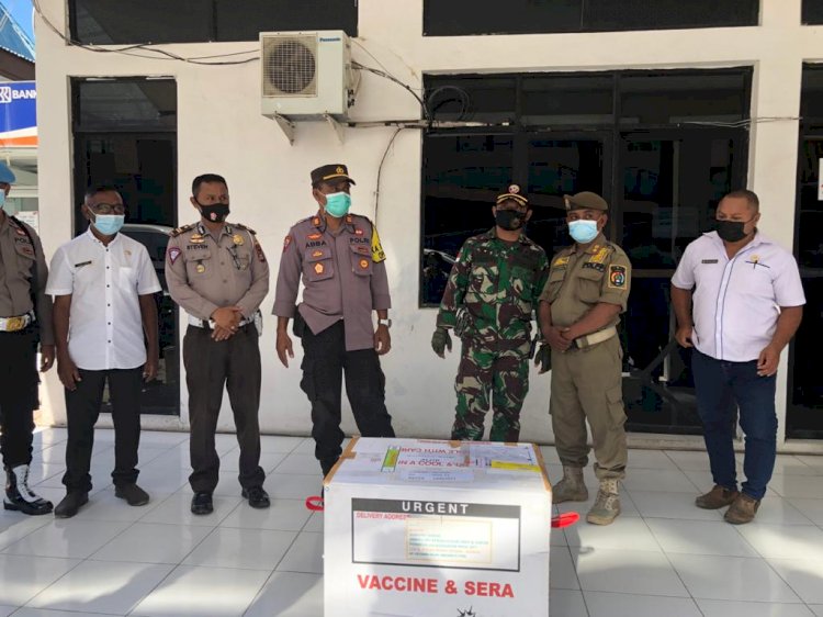 Polres Alor Laksanakan Pengamanan dan Pengawalan Kotak Vaksin Covid-19 dari Bandara Mali Menuju Gudang Penyimpanan Vaksin Dinas Kesehatan Kab. Alor