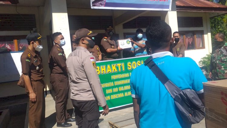 Kapolsek ATL Bersama Danposramil ATL Dampingi Sekertaris Desa Waisika Terima Bantuan Sembako dari Kajari Alor