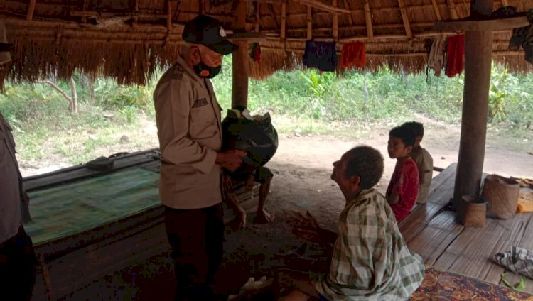 Polri Peduli Bencana Alor – NTT, Kapolsek Altim Salurkan Bantuan Sembako dari Kapolri