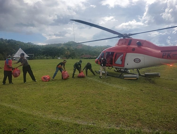 Kapolsek Alsel Dampingi Sekcam Terima Bansos Dari BNPB