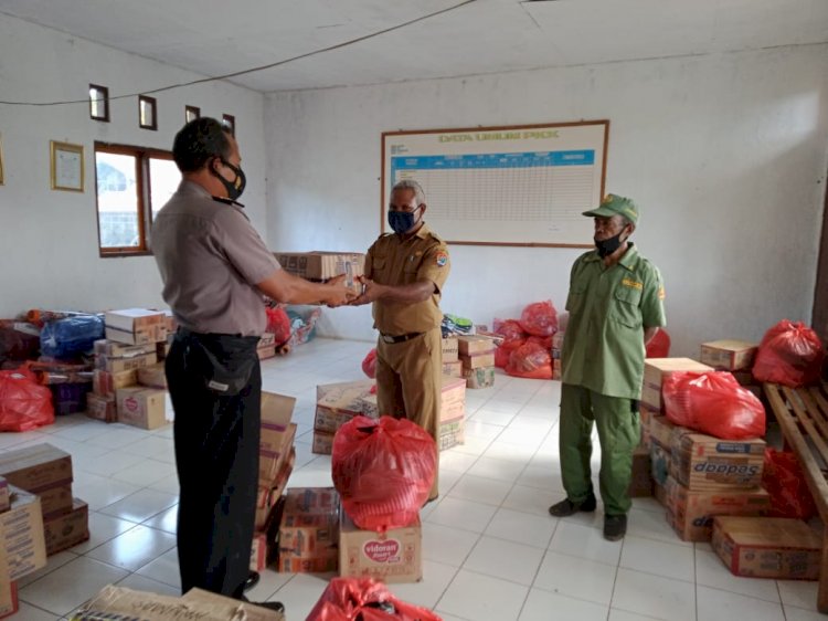 Kapolsek Alsel Salurkan Bansos Polri dan Bhayangkari