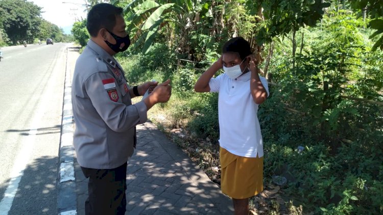 Himbauan dan Pembagian Masker Gratis Oleh Sat Binmas Polres Alor