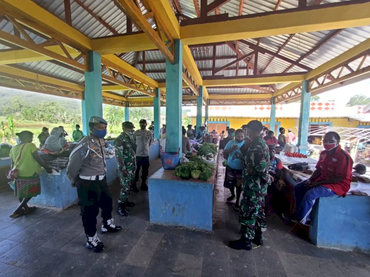 Patroli gabungan TNI-POLRI, Sekaligus Melaksanakan Pengamanan Pasar Apui