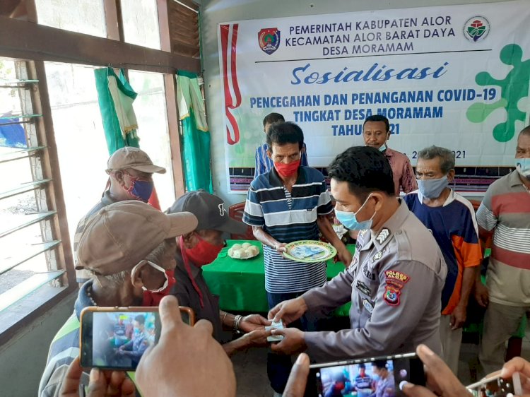 Lakukan Pengawasan Penyaluran BLT Dana Desa, Kanit Binmas Polsek Abad Dampingi Kepala Desa Dalam Proses penyaluran