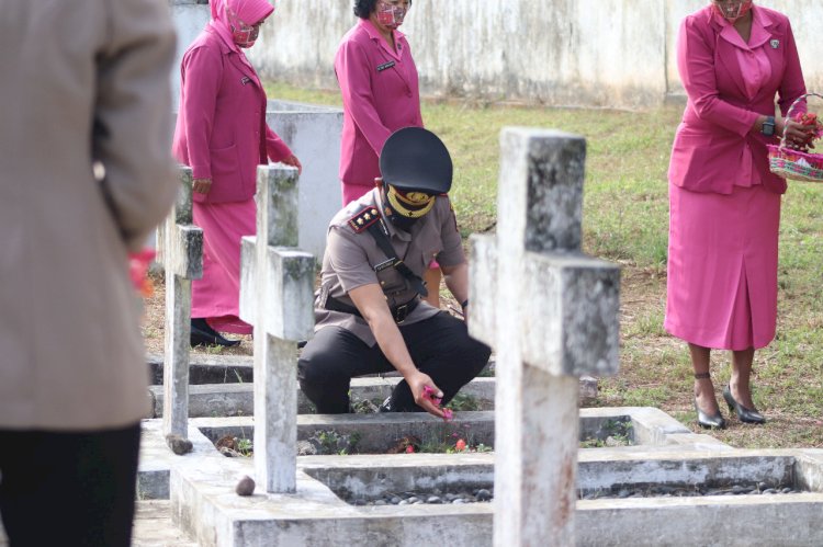 Sambut HUT Bhayangkara, Polres Alor Gelar Upacara Ziarah di TMP Malua Galiau Kab. Alor