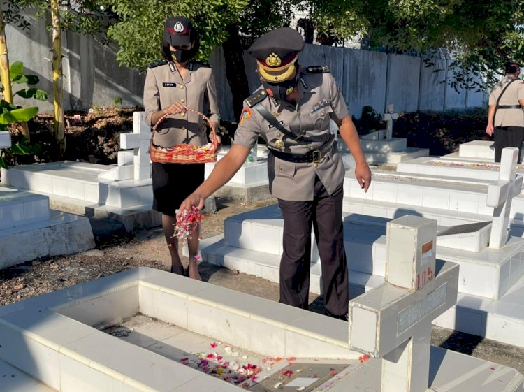 Peringati Hari Bhayangkara ke-75, Jajaran Polda NTT Ziarah Rombongan ke TMP Dharma Loka Kupang