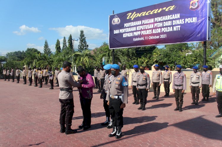 Polres Alor Gelar Upacara Reward dan Punishment