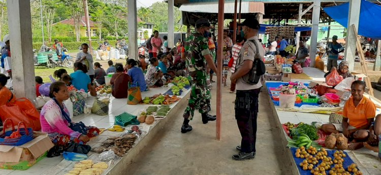 Tingkatkan Rasa Aman, Polsek Alor Selatan Laksanakan Patroli Di Pasar