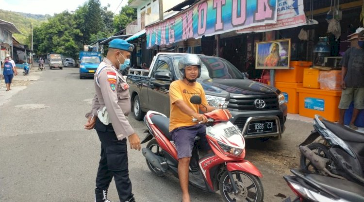 Gelar operasi Zebra, Personil Polres Alor Bagikan Masker ke warga masyarakat yang tidak menggunakan Masker