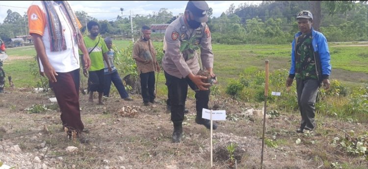 Peduli lingkungan Polsek Alor Selatan dan Orari Lokal Alor Lakukan Penanaman Pohon