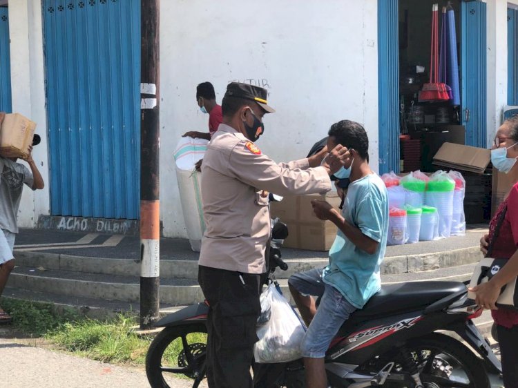 Operasi Zebra Ranakah 2021, Polres Alor Bagikan Masker dan Brosur Himbauan Tertib berlalu Lintas