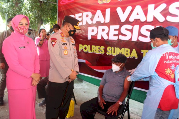 Kunjungi Polres Sumba Timur, Kapolda NTT dan Ketua Bhayangkari Daerah NTT Tinjau Vaksinasi dan Bagikan Bansos