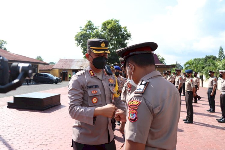 Kapolres Pimpin Upacara Korps Raport Kenaikan Pangkat 32 Personel Polres Alor