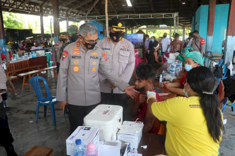 Tinjau Vaksinasi Massal di Terminal Noelbaki, Kapolda NTT : Untuk Pencapaian Target, Perlu Adanya Terobosan, Inovasi dan Kreasi