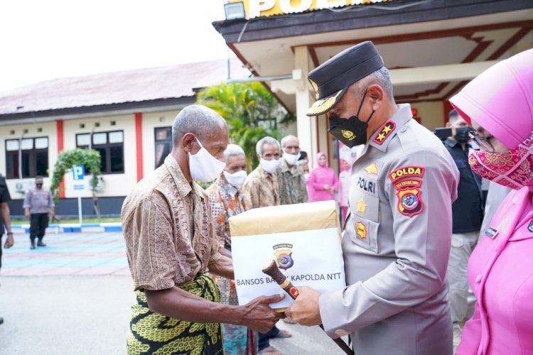 Beri Bansos Kepada Masyarakat Terdampak Covid 19, Kapolda NTT: Semoga Bermanfaat