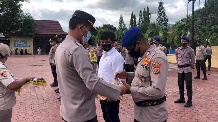 Kapolres Alor Berikan Reward Kepada Personil Yang Bntu Percepatan Vaksinasi Di Kab. Alor