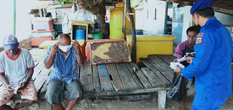 Personel Ditpolairud Polda NTT Ingatkan Warga, Gunakan Masker Saat Beraktivitas Agar Terhindar Dari Penyebaran Covid-19