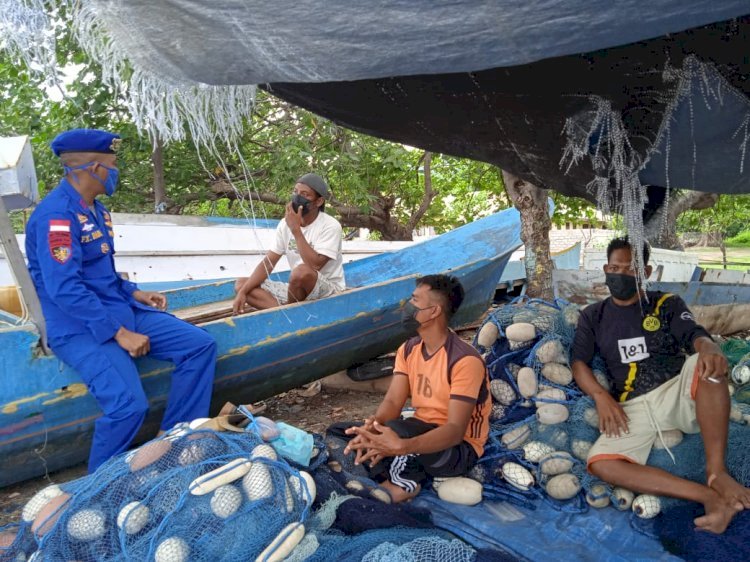 Patroli Sambang di Wilayah Pesisir Sikka, Personel Ditpolairud Polda NTT Imbau Warga Bersama Jaga Kamtibmas