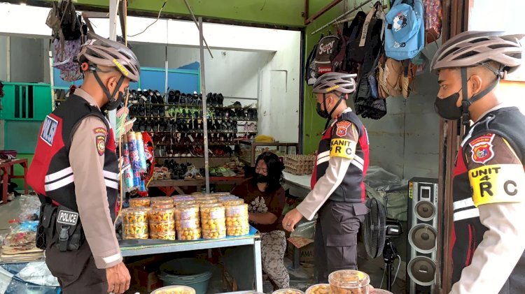 Antisipasi Varian Omicron, Personel UPRC Ditsamapta Polda NTT Berikan Imbauan Prokes kepada Pedagang