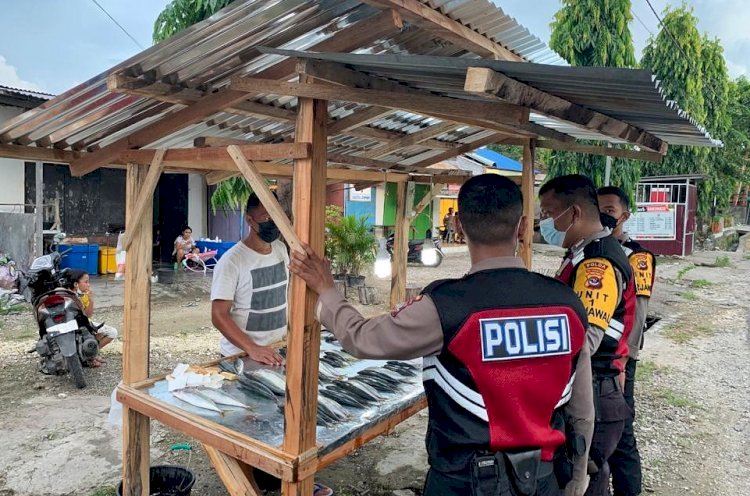 Cipta Kondisi Kamtibmas Aman dan Nyaman, Unit Turjawali Ditsamapta Polda NTT Sambangi Pedagang Ikan Beri Edukasi Terkait Kamtibmas dan Prokes