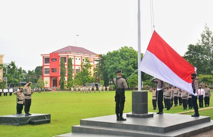 Gelar Upacara Bendera Bulanan, Kapolda NTT : Ini Merupakan Salah Satu Upaya Meningkatkan Disiplin, Patriotisme, Jiwa Korsa, Loyalitas dan Kebersamaan