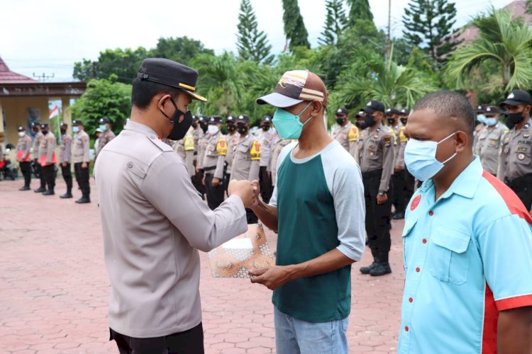 Kapolres Alor Berikan Penghargaan Kepada Wartawan Alor