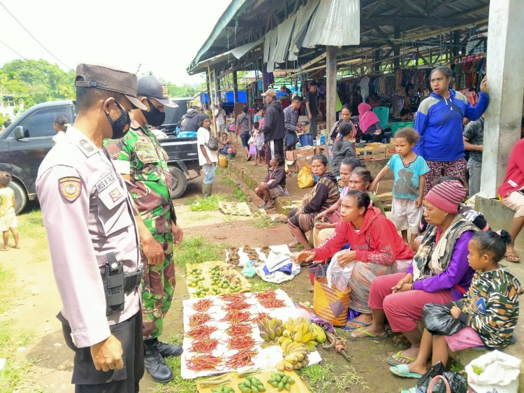 Tingkatkan Sitkamtibmas yang aman, Personel Polsek Alor Selatan Lakukan Patroli Sambang ke Pasar