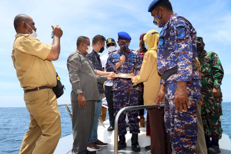 Penyerahan Dokumen Penanaman Titik Selam Christmas Pinnacle oleh Kapolres Alor Kepada KCD Perikanan Prov. NTT