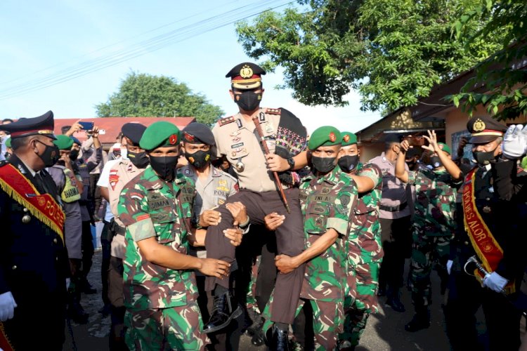 Polres Alor Lepas AKBP Agustinus Christmas, S.I.K Bersama Ibu dengan Tradisi Gerbang Pora