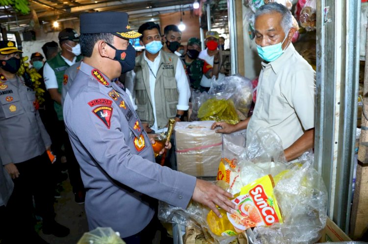 Kapolri Turun Langsung ke Pasar Pastikan Stok Minyak Goreng Untuk Warga Aman