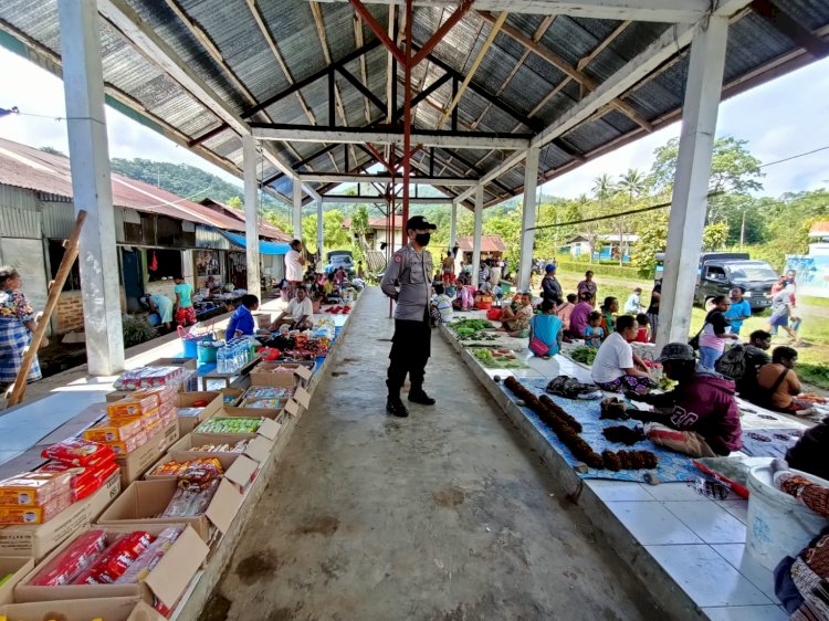 Pantau Situasi PasarTradisional, Polsek Alor Selatan Sampaikan Protokol Kesehatan Covid-19