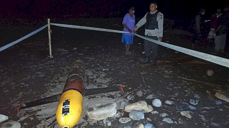 Polres Alor  Tinjau  Temuan Benda Asing di Pesisir Pantai Desa Kalunan