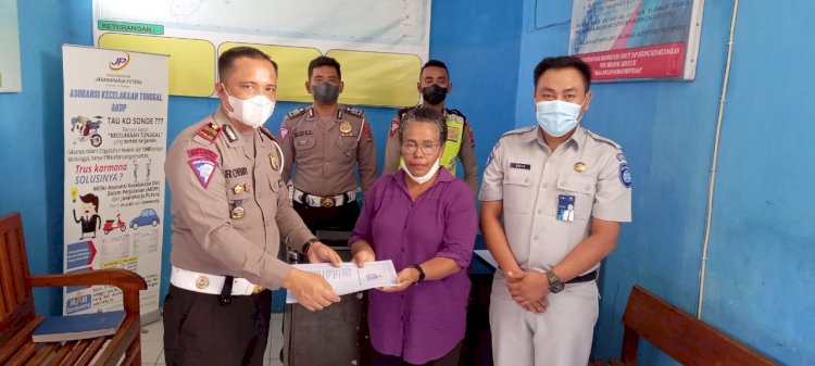 Jasa Raharja Bersama Satuan Lantas Polres Alor Memberikan Santunan Secara Simbolis Kepada Korban Laka Lantas