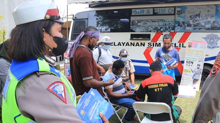 Sat Lantas Polres Alor Laksanakan SIM Keliling Masuk Desa Sekaligus Menyediakan Gerai Vaksinasi