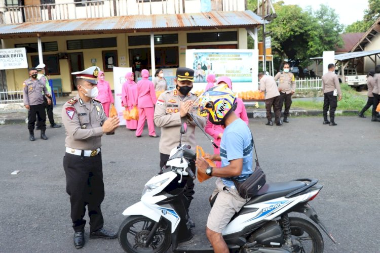 Polres Alor Bagi Takjil Gratis Ke Pengguna Jalan