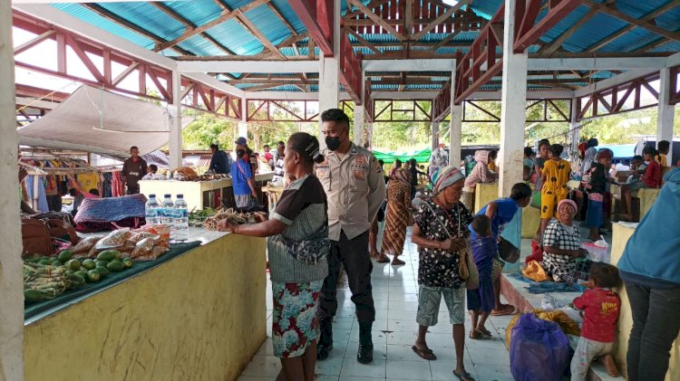 Cegah tindak kejahatan di pasar, Polsek Alor Timur Laksanakan Pengamanan Pasar