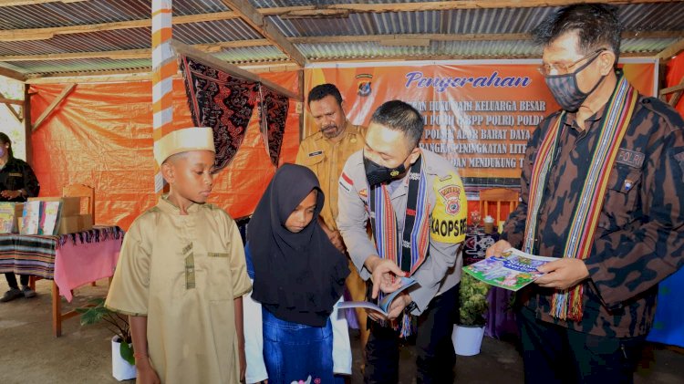 Kapolres Alor Bersama KBPP Polri Polda NTT Lakukan Penyerahan Bantuan Buku Untuk Pojok Baca Polsek Alor Barat Daya Polres Alor