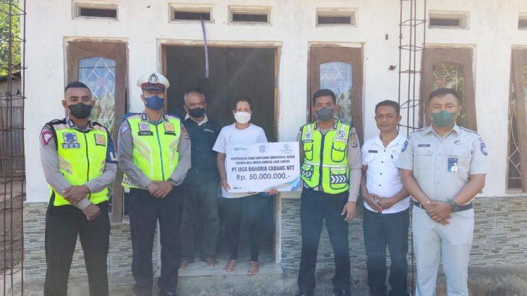 PT Jasa Raharja Cabang NTT didampingi Satuan Lantas Polres Alor memberikan santunan kepada Ahli Waris Korban Kecelakaan