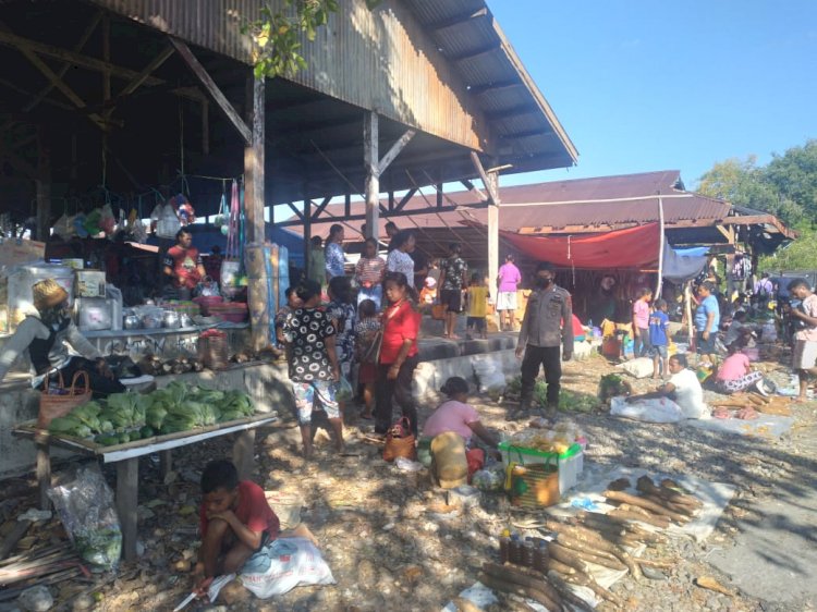 Laksanakan Pam Pasar, Personil Polsek Alor Timur Berikan himabauan Kepada Pengunjung dan Pedagang Pasar