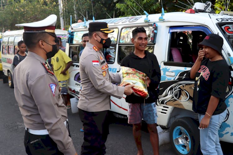 Pasca Kenaikan Harga BBM Kapolres Alor Memberikan Bansos ke Sejumlah Pegemudi Angkot