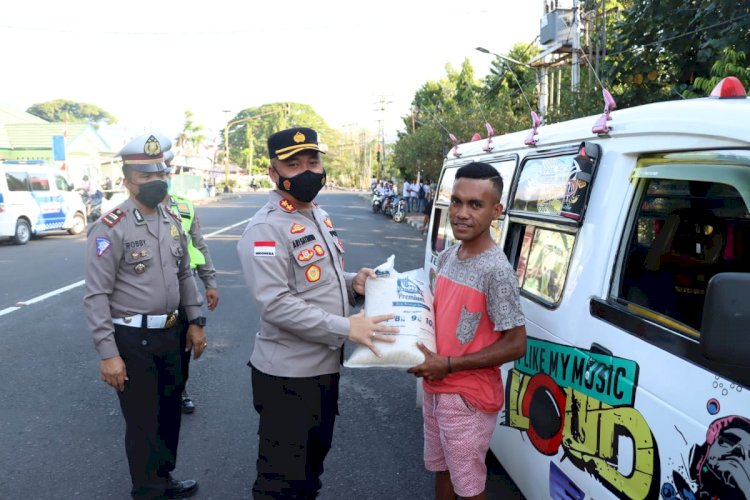 Kapolres Alor Berikan Bantuan Kloter Kedua ke Pegemudi Angkot.