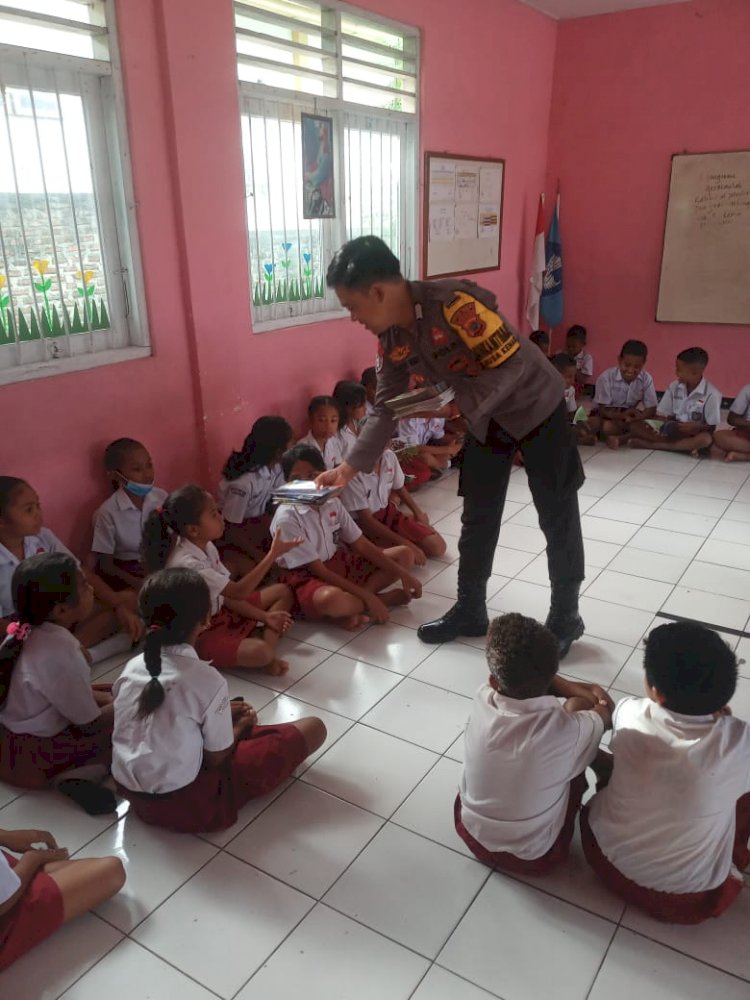 Bhabinkamtibmas Kelurahan Nusa Kenari Bagikan Buku Bacaan ke SD Gmit 02 Kalabahi